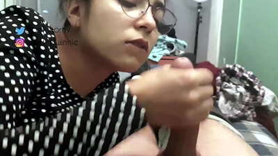 Käsitsi tehtud viimistlus käes - palju piima